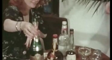 sex changli Cô ấy giữ bím tóc và đưa chúng phim yui hatano vào miệng.